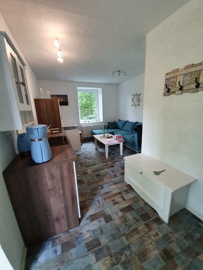 Marijanas Ferienwohnungen Gründeich Ein alter wunderschöner Resthof aus dem neunzehnten Jahrhundert mit Weidefläche und Obstwiesen Bitte nicht buchen wenn Sie eine unkrautfreie moderne Parkanlage erwarten Es ist ein rustikaler Hof Holtgast Exterior foto