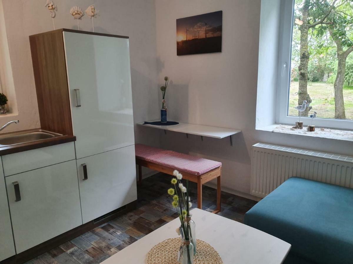 Marijanas Ferienwohnungen Gründeich Ein alter wunderschöner Resthof aus dem neunzehnten Jahrhundert mit Weidefläche und Obstwiesen Bitte nicht buchen wenn Sie eine unkrautfreie moderne Parkanlage erwarten Es ist ein rustikaler Hof Holtgast Exterior foto