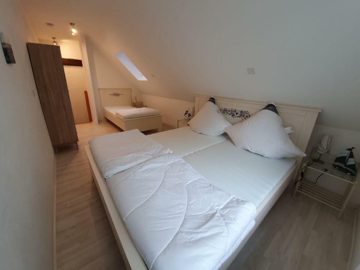 Marijanas Ferienwohnungen Gründeich Ein alter wunderschöner Resthof aus dem neunzehnten Jahrhundert mit Weidefläche und Obstwiesen Bitte nicht buchen wenn Sie eine unkrautfreie moderne Parkanlage erwarten Es ist ein rustikaler Hof Holtgast Exterior foto