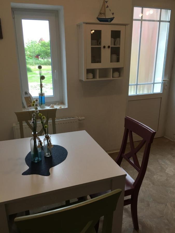 Marijanas Ferienwohnungen Gründeich Ein alter wunderschöner Resthof aus dem neunzehnten Jahrhundert mit Weidefläche und Obstwiesen Bitte nicht buchen wenn Sie eine unkrautfreie moderne Parkanlage erwarten Es ist ein rustikaler Hof Holtgast Exterior foto