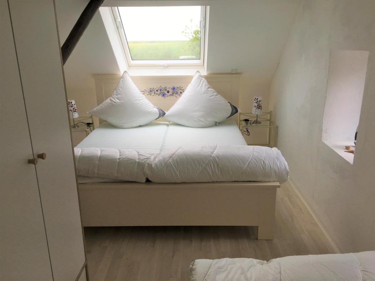 Marijanas Ferienwohnungen Gründeich Ein alter wunderschöner Resthof aus dem neunzehnten Jahrhundert mit Weidefläche und Obstwiesen Bitte nicht buchen wenn Sie eine unkrautfreie moderne Parkanlage erwarten Es ist ein rustikaler Hof Holtgast Exterior foto