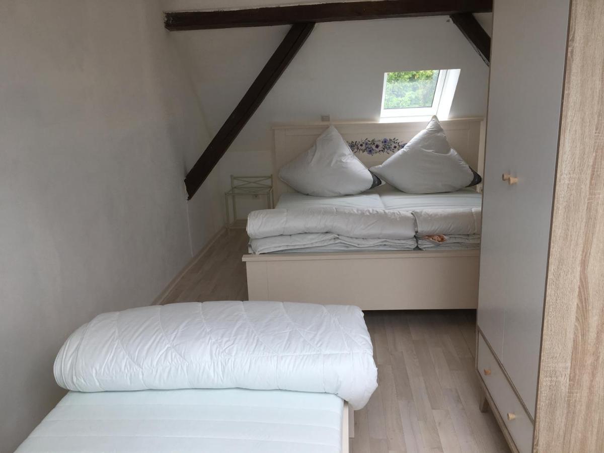 Marijanas Ferienwohnungen Gründeich Ein alter wunderschöner Resthof aus dem neunzehnten Jahrhundert mit Weidefläche und Obstwiesen Bitte nicht buchen wenn Sie eine unkrautfreie moderne Parkanlage erwarten Es ist ein rustikaler Hof Holtgast Exterior foto