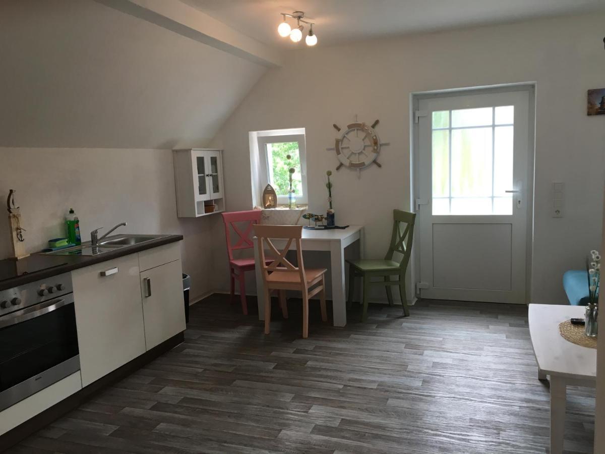 Marijanas Ferienwohnungen Gründeich Ein alter wunderschöner Resthof aus dem neunzehnten Jahrhundert mit Weidefläche und Obstwiesen Bitte nicht buchen wenn Sie eine unkrautfreie moderne Parkanlage erwarten Es ist ein rustikaler Hof Holtgast Exterior foto
